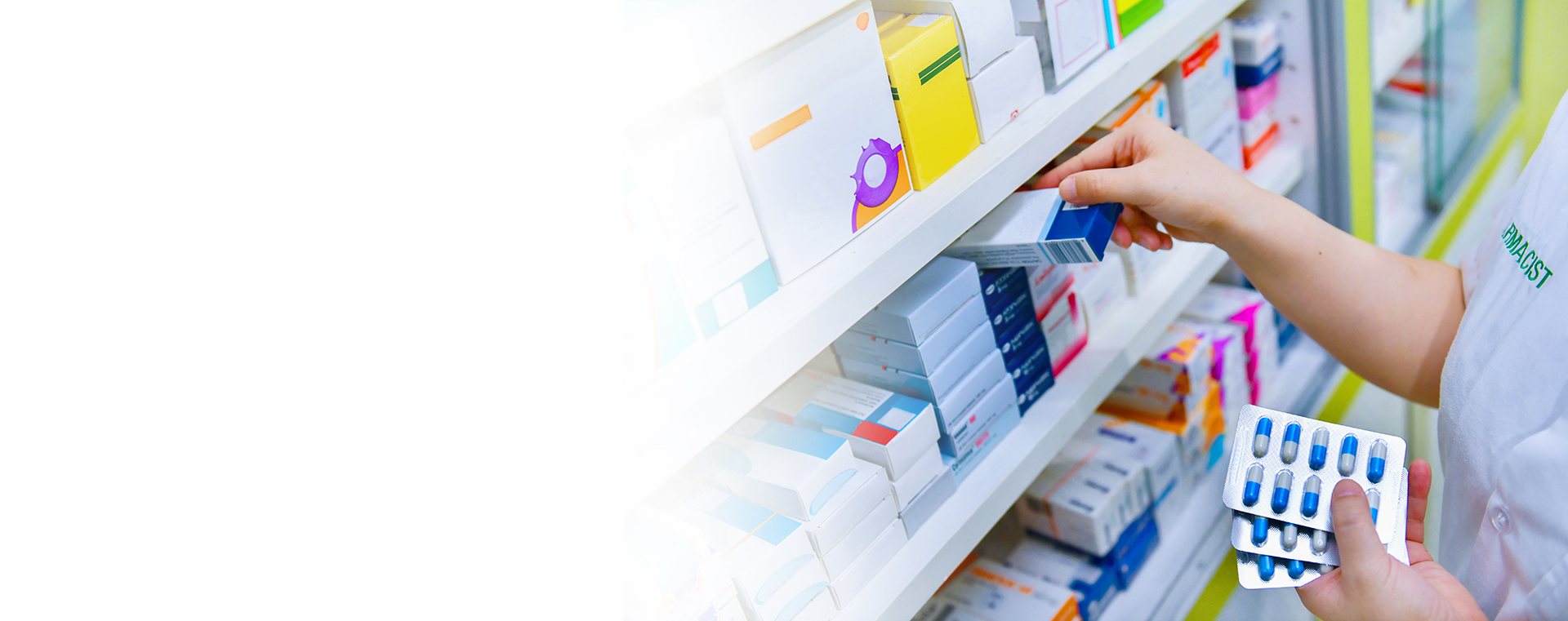 Farmacéutica de Farmacias Prosalud atendiendo