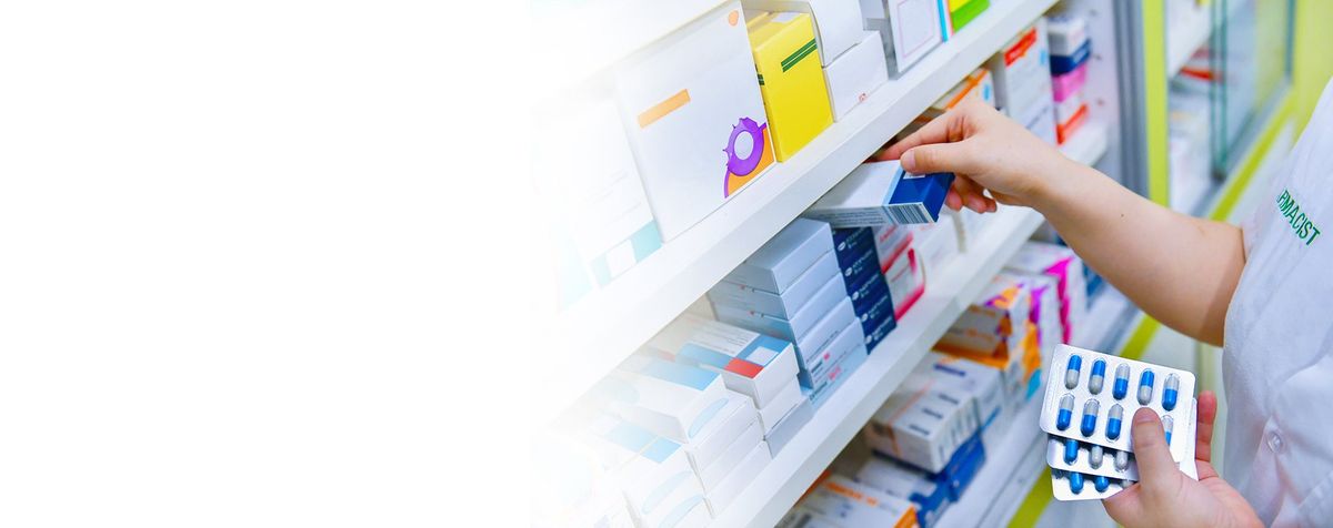 Farmacéutica de Farmacias Prosalud atendiendo